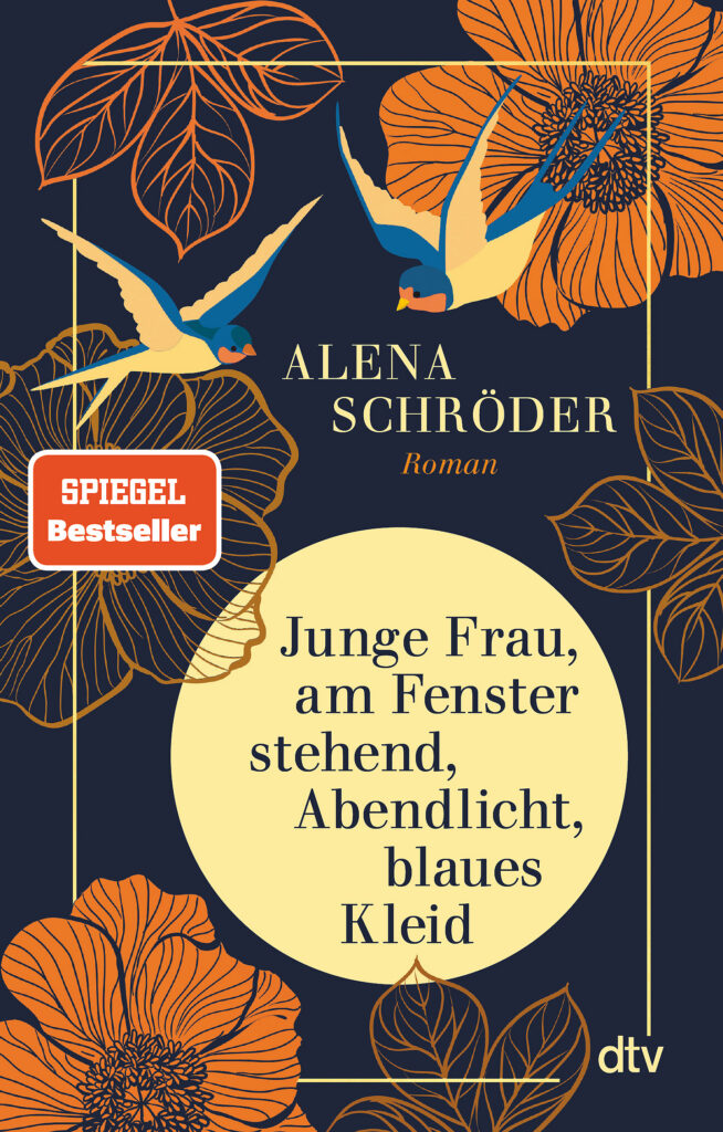Junge Frau, am Fenster stehend, Abendlicht